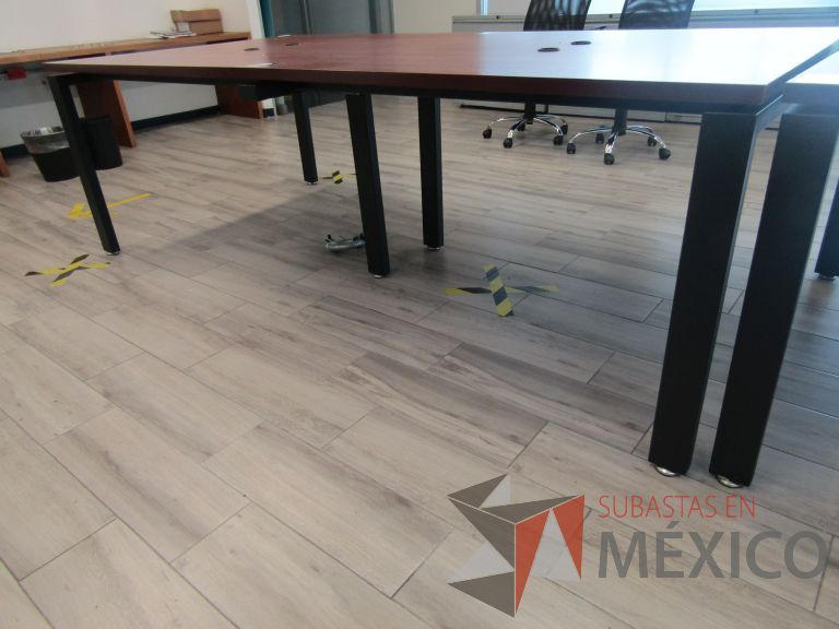 Lote 001 - Mesa de trabajo, patas metálicas y cubierta color café - Imagen 10