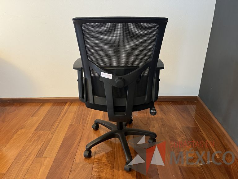 Lote 070 - Silla ejecutiva con ruedas, descansabrazos, respaldo en malla y asiento en tela color negro - Imagen 2