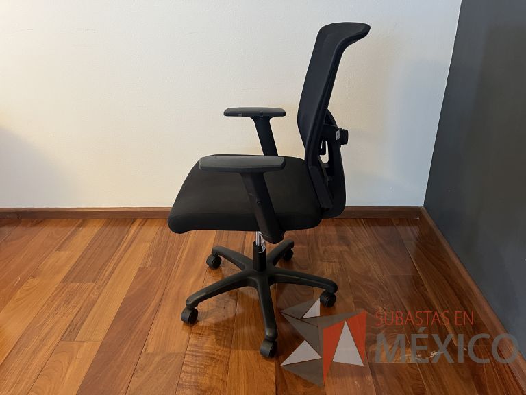 Lote 070 - Silla ejecutiva con ruedas, descansabrazos, respaldo en malla y asiento en tela color negro - Imagen 6