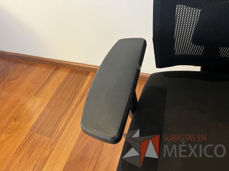 Lote 070 - Silla ejecutiva con ruedas, descansabrazos, respaldo en malla y asiento en tela color negro - Imagen 5