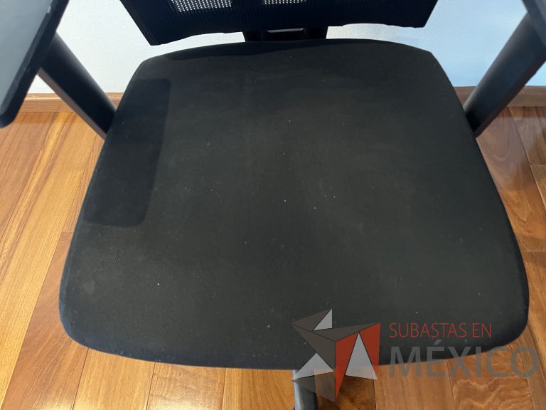 Lote 070 - Silla ejecutiva con ruedas, descansabrazos, respaldo en malla y asiento en tela color negro - Imagen 3