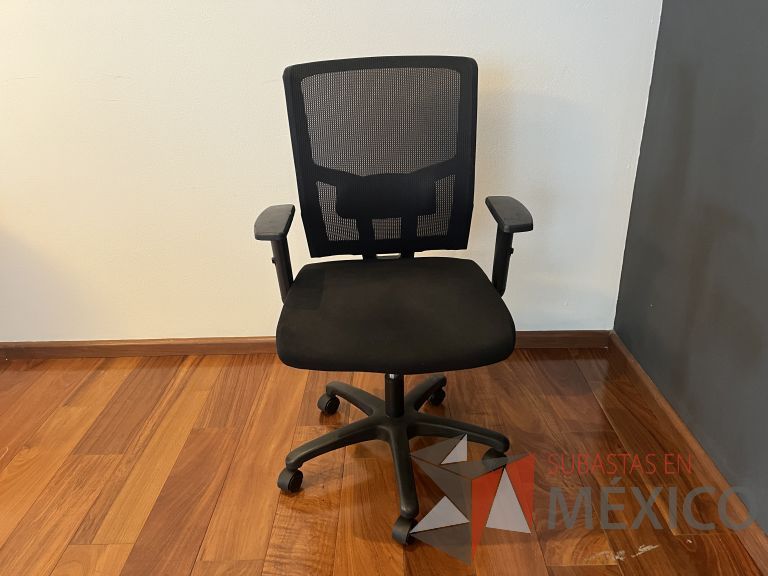 Lote 070 - Silla ejecutiva con ruedas, descansabrazos, respaldo en malla y asiento en tela color negro