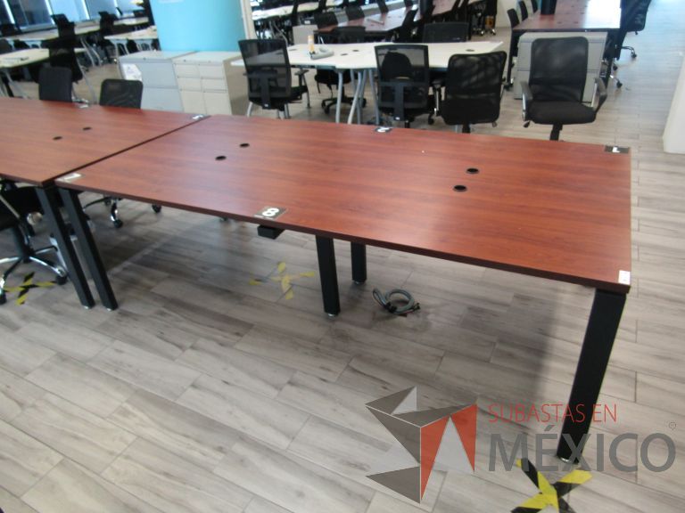 Lote 153 - Mesa de trabajo, patas metálicas y cubierta color café - Imagen 2