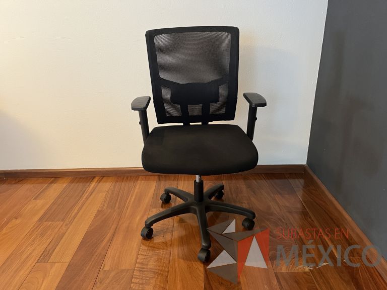 Lote 070 - Silla ejecutiva con ruedas, descansabrazos, respaldo en malla y asiento en tela color negro - Imagen 4