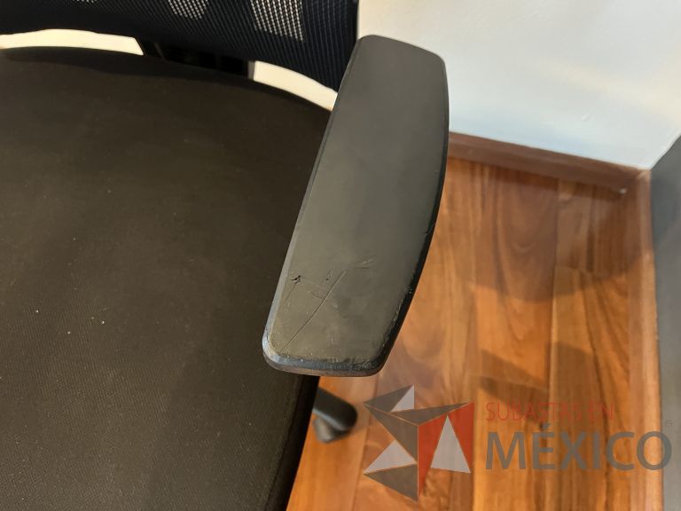 Lote 070 - Silla ejecutiva con ruedas, descansabrazos, respaldo en malla y asiento en tela color negro - Imagen 7