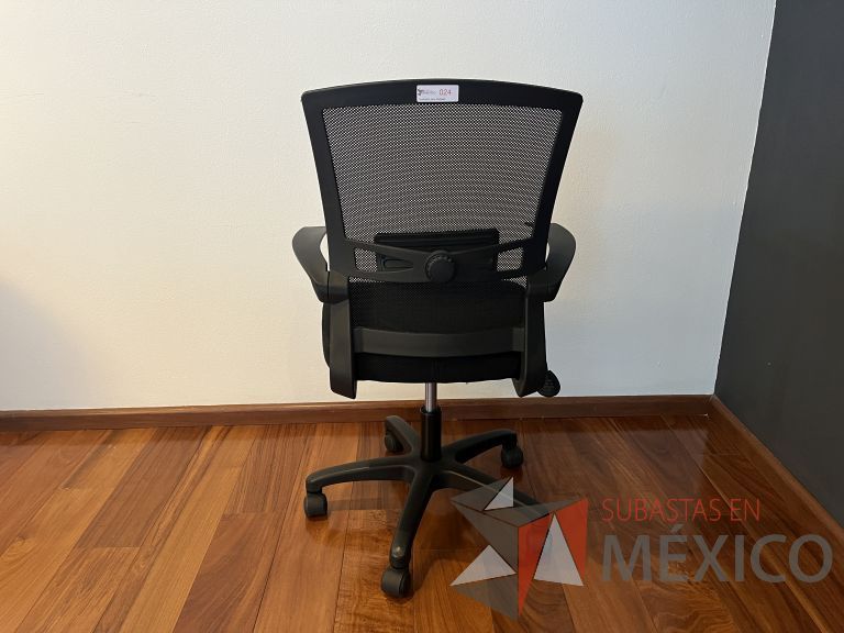 Lote 071 - Silla ejecutiva con ruedas, descansabrazos, respaldo en malla y asiento en tela color negro - Imagen 5