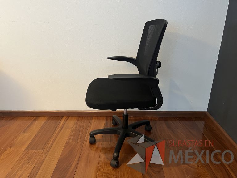 Lote 071 - Silla ejecutiva con ruedas, descansabrazos, respaldo en malla y asiento en tela color negro - Imagen 4