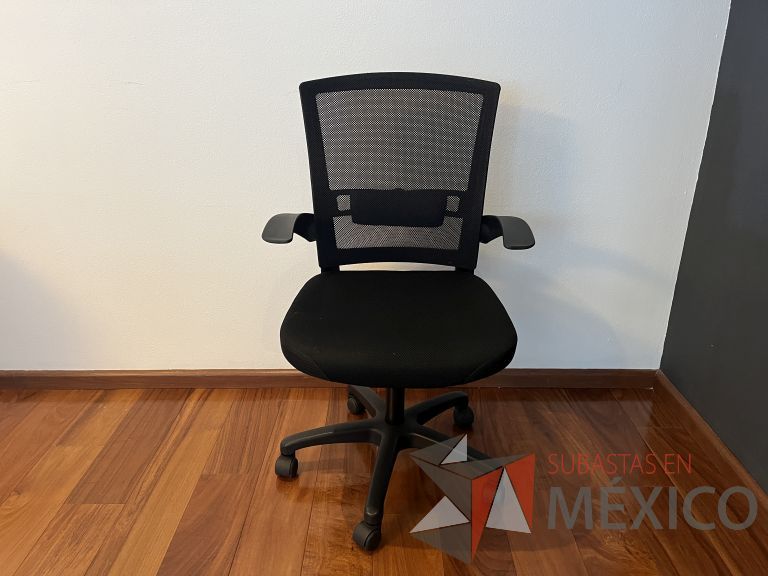Lote 071 - Silla ejecutiva con ruedas, descansabrazos, respaldo en malla y asiento en tela color negro - Imagen 3