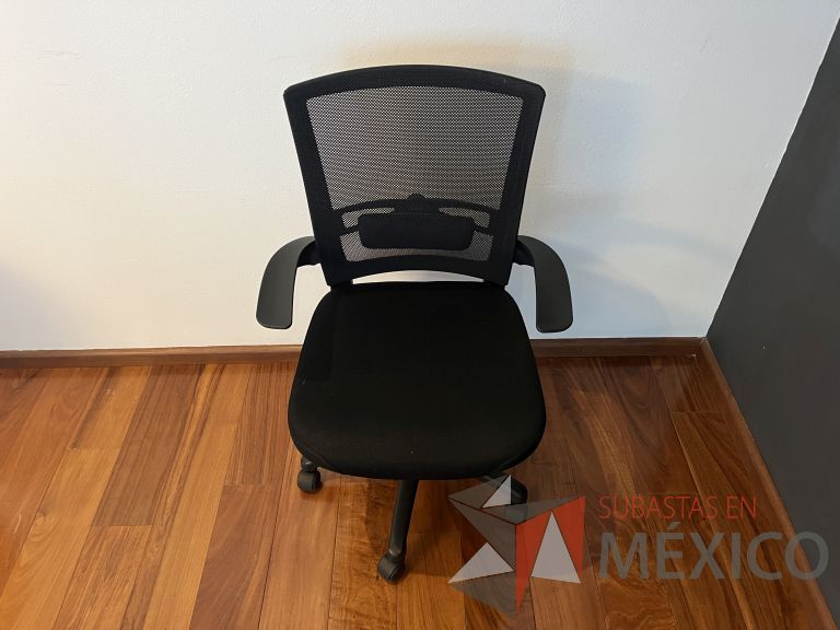 Lote 071 - Silla ejecutiva con ruedas, descansabrazos, respaldo en malla y asiento en tela color negro
