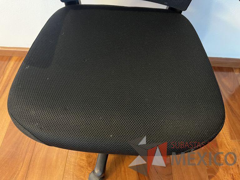 Lote 274 - Silla ejecutiva con ruedas, descansabrazos, respaldo en malla y asiento en tela color negro - Imagen 6