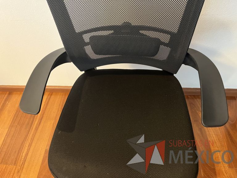 Lote 071 - Silla ejecutiva con ruedas, descansabrazos, respaldo en malla y asiento en tela color negro - Imagen 2