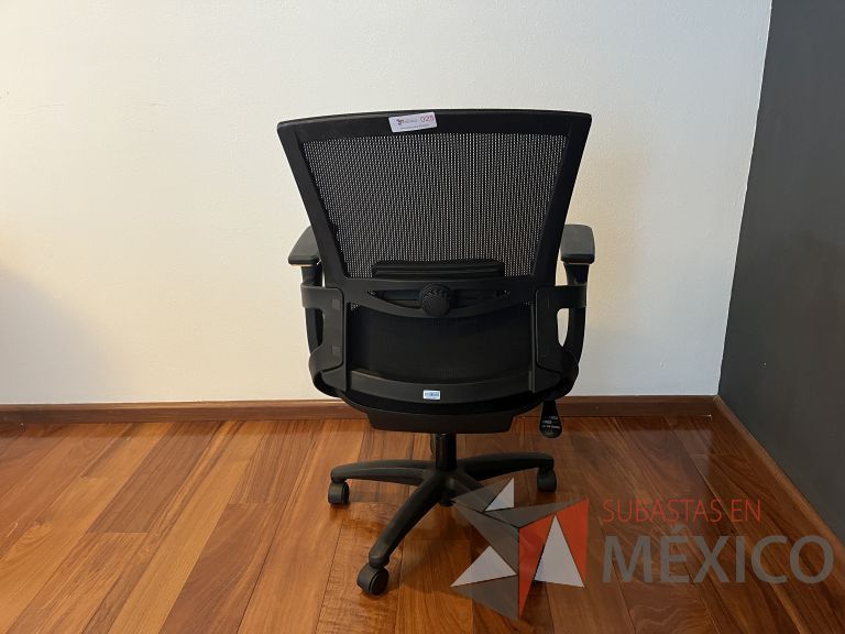 Lote 077 - Silla ejecutiva con ruedas, descansabrazos, respaldo en malla y asiento en tela color negro - Imagen 7