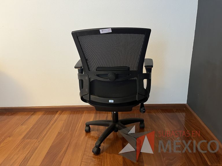 Lote 077 - Silla ejecutiva con ruedas, descansabrazos, respaldo en malla y asiento en tela color negro - Imagen 8