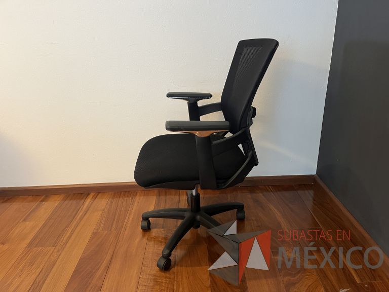 Lote 276 - 2 Sillas ejecutivas con ruedas, descansabrazos, respaldo en malla y asiento en tela color negro - Imagen 4