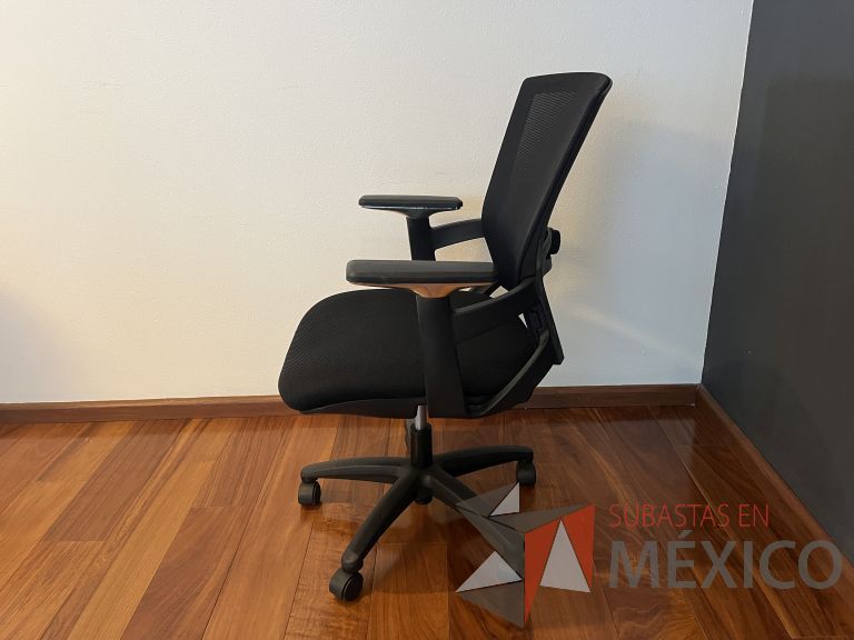 Lote 077 - Silla ejecutiva con ruedas, descansabrazos, respaldo en malla y asiento en tela color negro - Imagen 9
