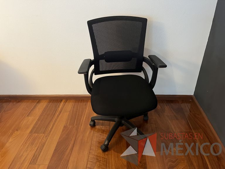 Lote 276 - 2 Sillas ejecutivas con ruedas, descansabrazos, respaldo en malla y asiento en tela color negro - Imagen 6