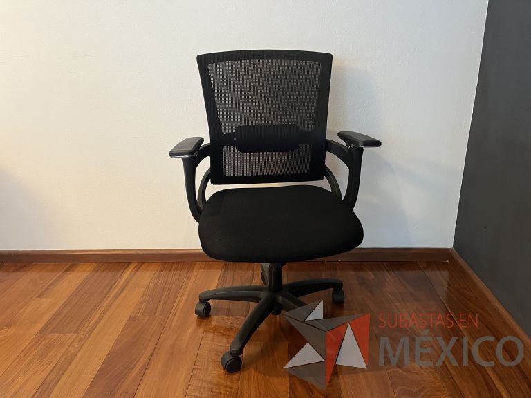 Lote 276 - 2 Sillas ejecutivas con ruedas, descansabrazos, respaldo en malla y asiento en tela color negro