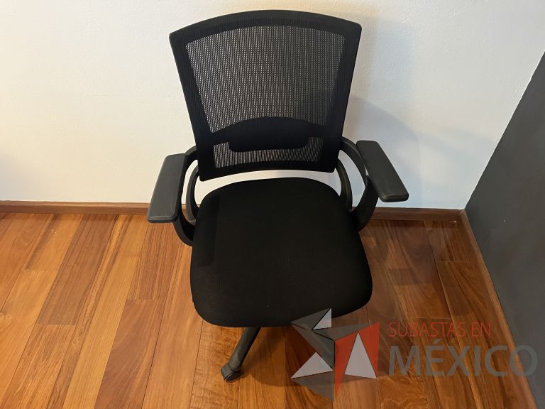 Lote 077 - Silla ejecutiva con ruedas, descansabrazos, respaldo en malla y asiento en tela color negro - Imagen 4