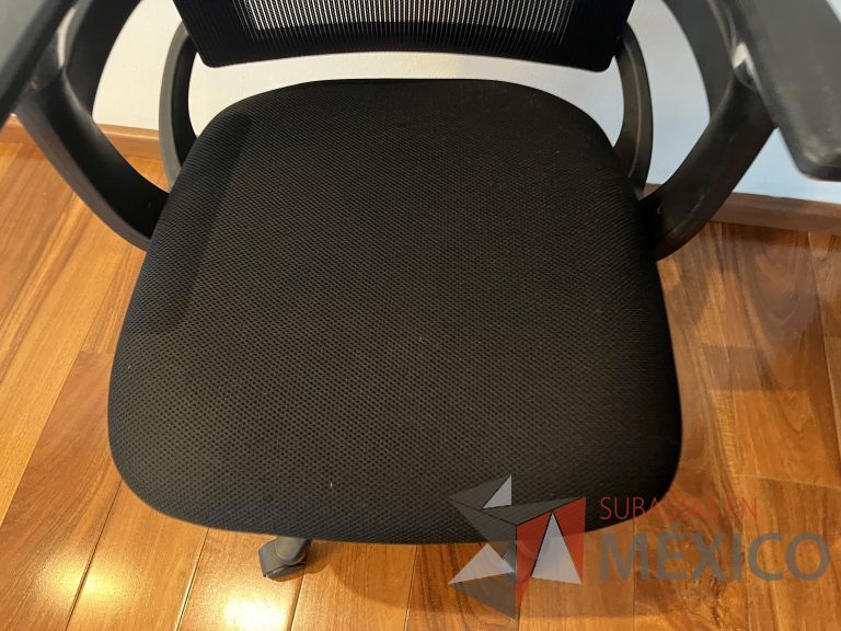 Lote 077 - Silla ejecutiva con ruedas, descansabrazos, respaldo en malla y asiento en tela color negro - Imagen 2