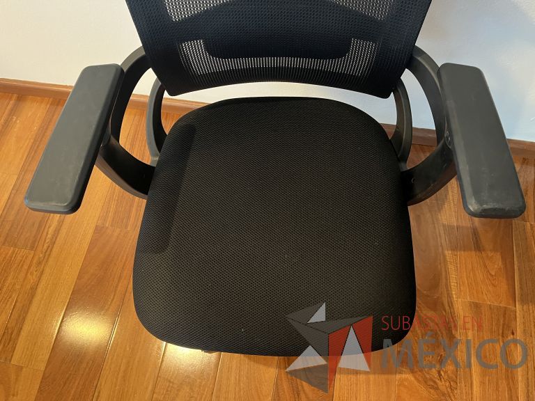 Lote 077 - Silla ejecutiva con ruedas, descansabrazos, respaldo en malla y asiento en tela color negro - Imagen 6