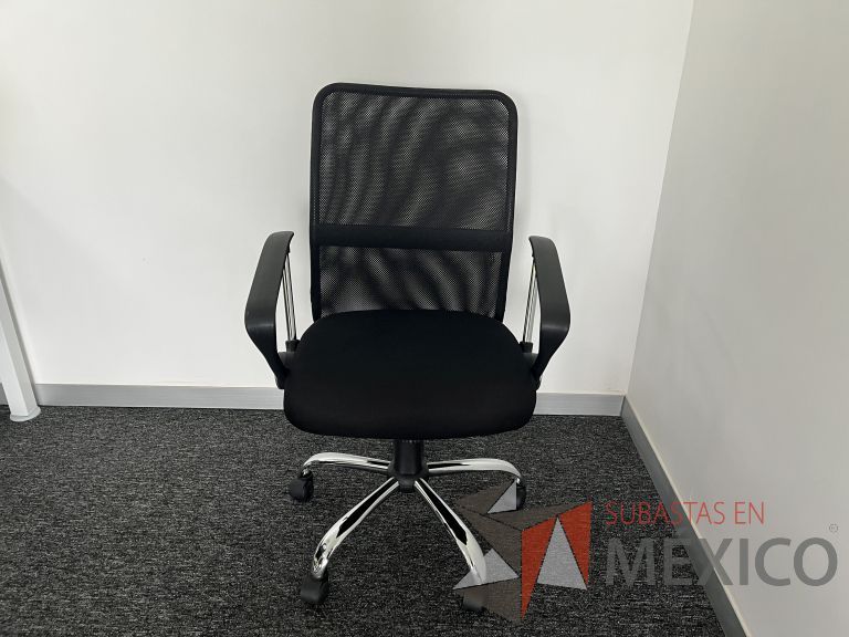 Lote 078 -Silla ejecutiva con ruedas, descansabrazos, respaldo en malla y asiento en tela color negro - Imagen 2