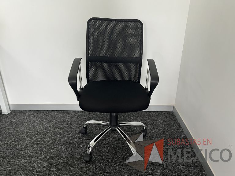 Lote 078 -Silla ejecutiva con ruedas, descansabrazos, respaldo en malla y asiento en tela color negro - Imagen 3