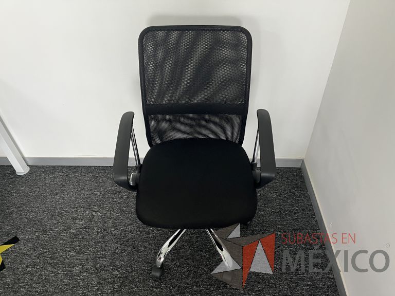 Lote 293 - 4 Sillas ejecutivas con ruedas, descansabrazos, respaldo en malla y asiento en tela color negro - Imagen 3
