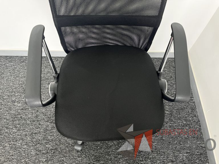 Lote 293 - 4 Sillas ejecutivas con ruedas, descansabrazos, respaldo en malla y asiento en tela color negro - Imagen 4