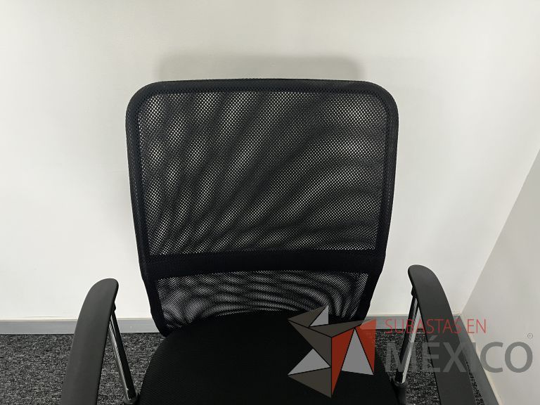 Lote 293 - 4 Sillas ejecutivas con ruedas, descansabrazos, respaldo en malla y asiento en tela color negro - Imagen 5