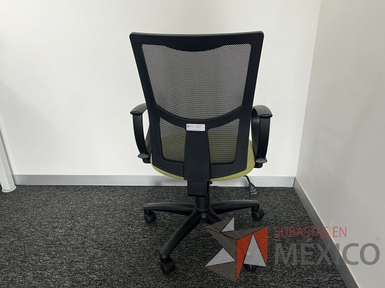 Lote 295 - 4 Sillas ejecutivas con ruedas, descansabrazos, respaldo en malla y asiento en tela color verde - Imagen 2