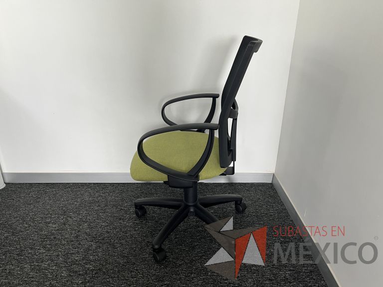 Lote 295 - 4 Sillas ejecutivas con ruedas, descansabrazos, respaldo en malla y asiento en tela color verde - Imagen 3
