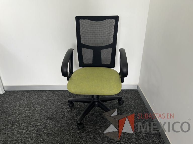 Lote 295 - 4 Sillas ejecutivas con ruedas, descansabrazos, respaldo en malla y asiento en tela color verde
