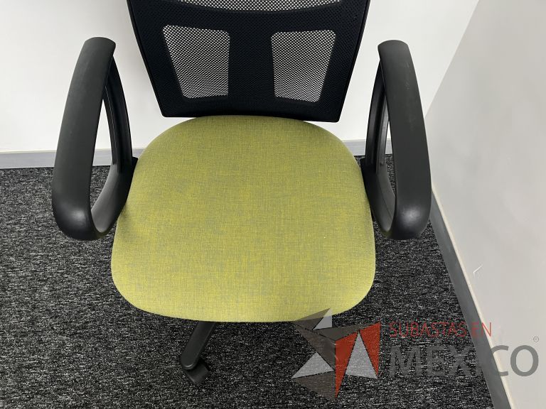Lote 295 - 4 Sillas ejecutivas con ruedas, descansabrazos, respaldo en malla y asiento en tela color verde - Imagen 4