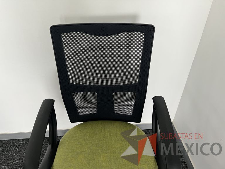 Lote 295 - 4 Sillas ejecutivas con ruedas, descansabrazos, respaldo en malla y asiento en tela color verde - Imagen 5