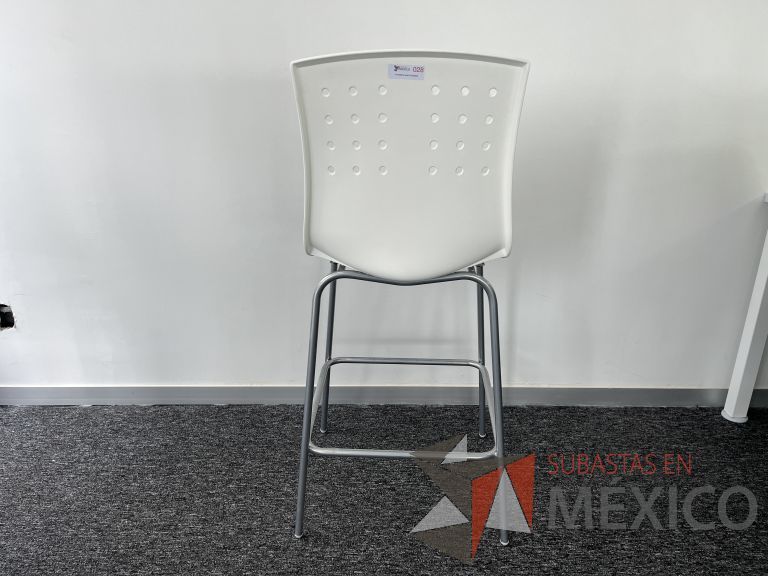 Lote 090 - Silla alta, descansapies, asiento y respaldo en plástico color blanco - Imagen 3