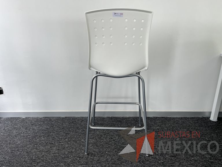 Lote 090 - Silla alta, descansapies, asiento y respaldo en plástico color blanco - Imagen 2