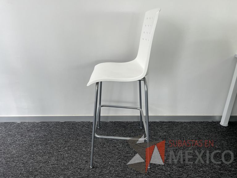 Lote 090 - Silla alta, descansapies, asiento y respaldo en plástico color blanco - Imagen 5