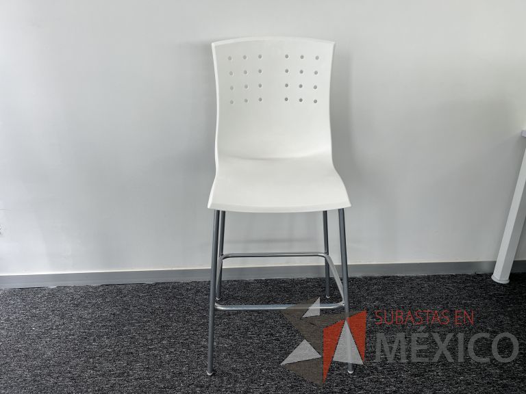 Lote 090 - Silla alta, descansapies, asiento y respaldo en plástico color blanco