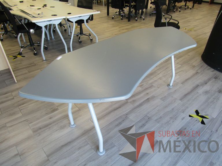 Lote 412 - Mesa de trabajo, patas metálicas cubierta color gris - Imagen 10