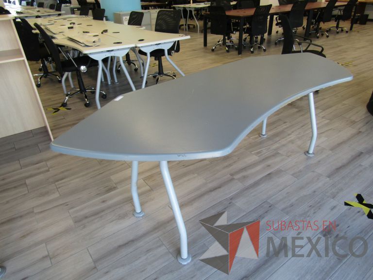Lote 412 - Mesa de trabajo, patas metálicas cubierta color gris - Imagen 11