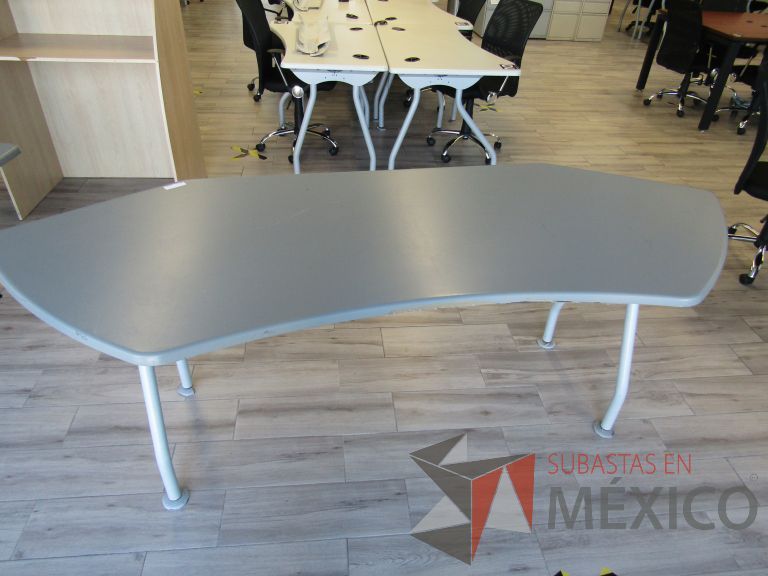 Lote 412 - Mesa de trabajo, patas metálicas cubierta color gris - Imagen 8