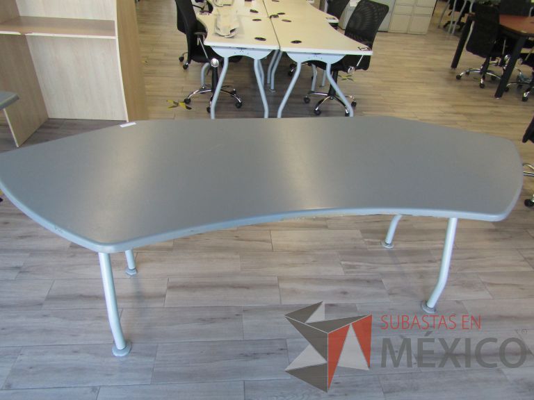 Lote 412 - Mesa de trabajo, patas metálicas cubierta color gris - Imagen 4