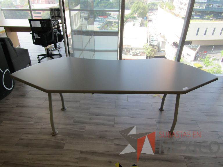 Lote 412 - Mesa de trabajo, patas metálicas cubierta color gris