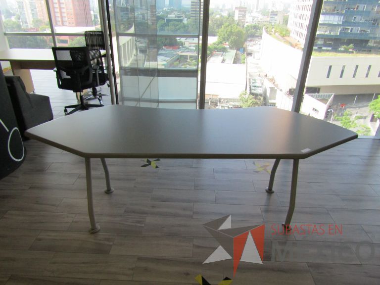 Lote 163 - Mesa de trabajo, patas metálicas cubierta color gris - Imagen 6