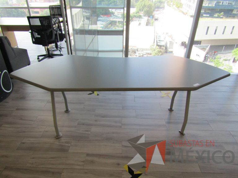 Lote 163 - Mesa de trabajo, patas metálicas cubierta color gris - Imagen 5