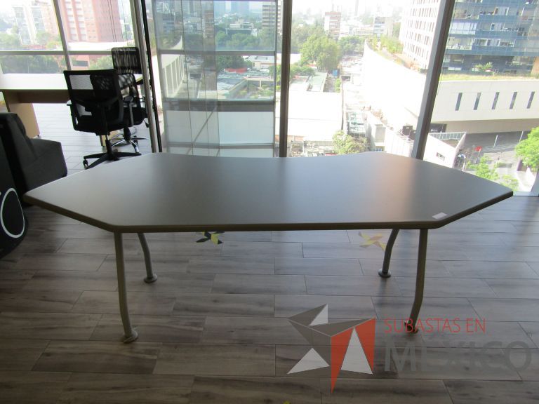 Lote 412 - Mesa de trabajo, patas metálicas cubierta color gris - Imagen 5