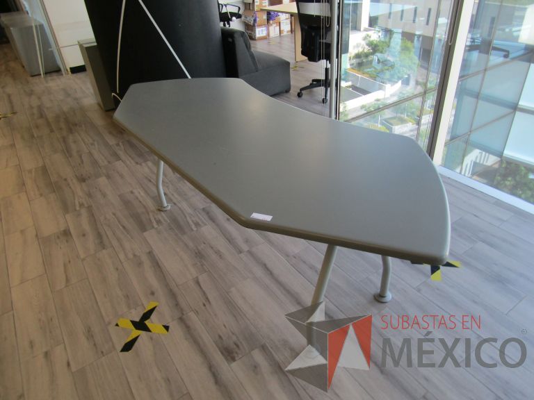 Lote 412 - Mesa de trabajo, patas metálicas cubierta color gris - Imagen 3