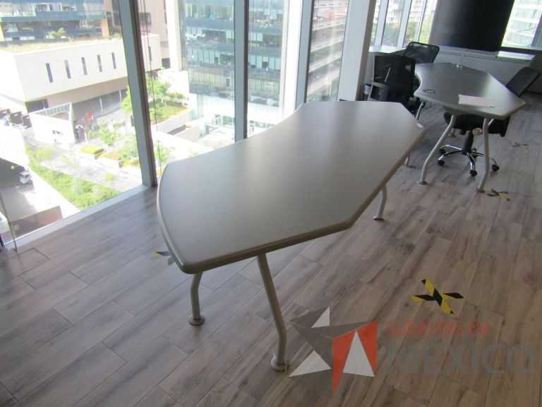 Lote 412 - Mesa de trabajo, patas metálicas cubierta color gris - Imagen 2