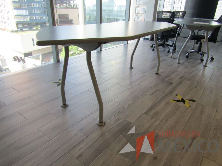 Lote 412 - Mesa de trabajo, patas metálicas cubierta color gris - Imagen 9