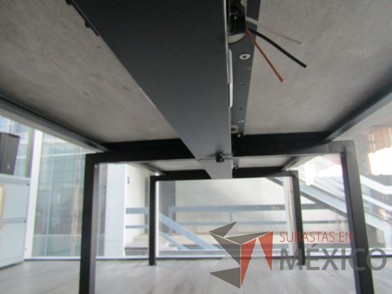 Lote 001 - Mesa de trabajo para 4 personas con divisiones y orificios para cable - Imagen 8